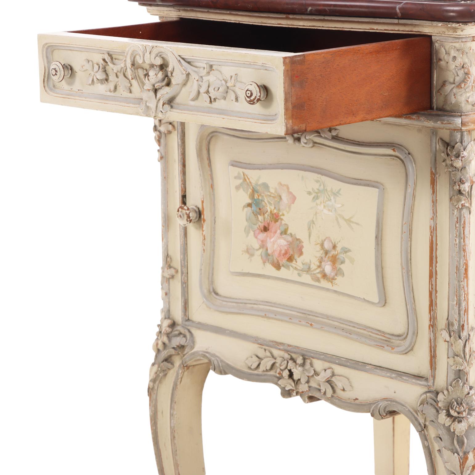 Français Table de nuit de style Louis XV à plateau de marbre décoré de peinture, C. 1890. en vente