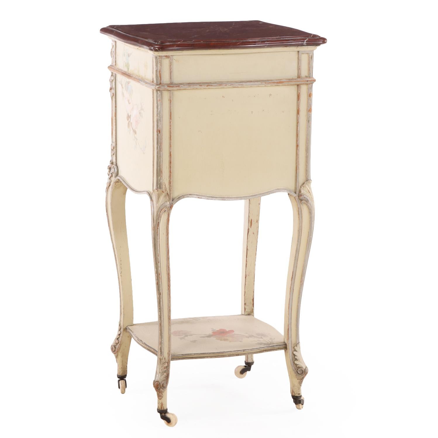 Sculpté Table de nuit de style Louis XV à plateau de marbre décoré de peinture, C. 1890. en vente
