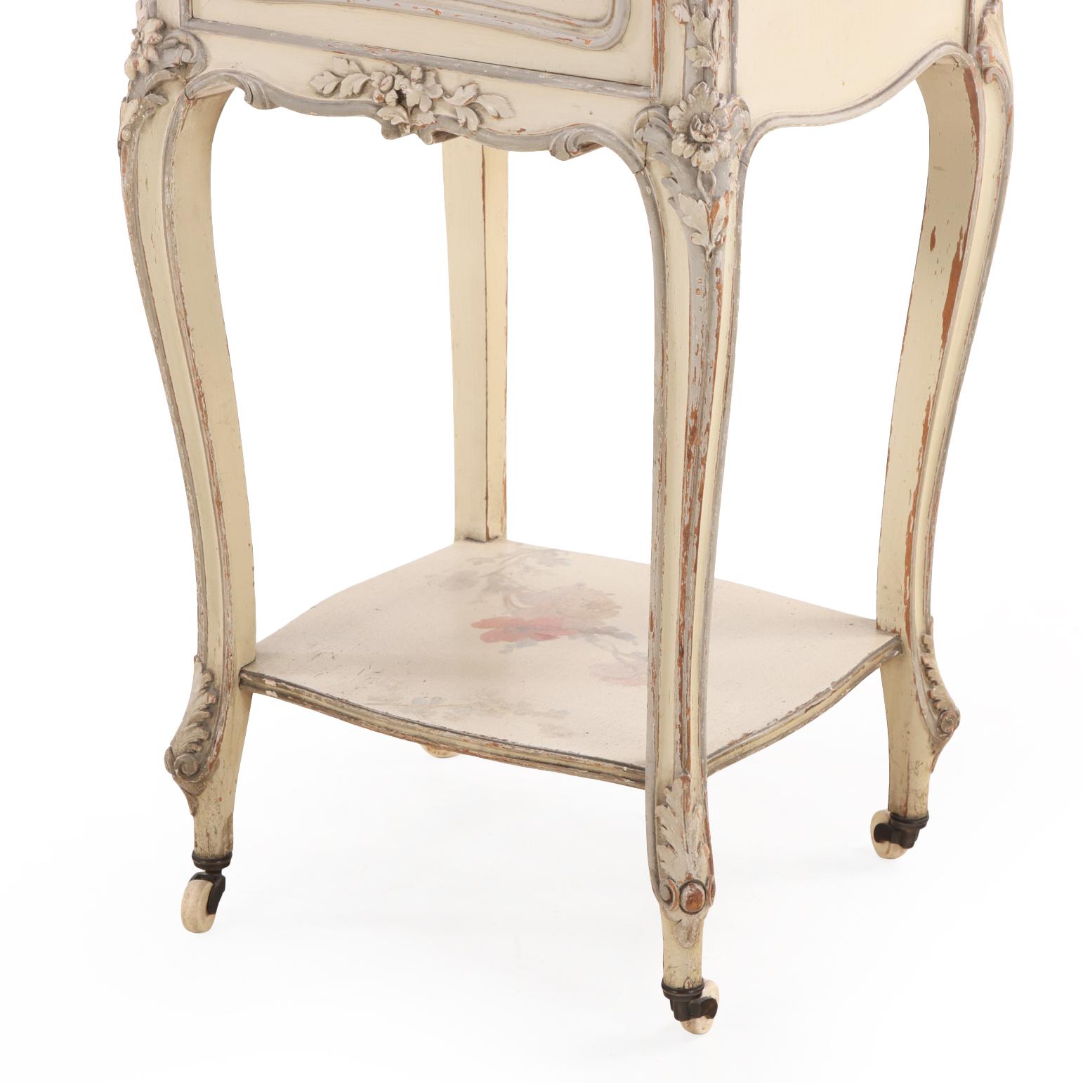 Table de nuit de style Louis XV à plateau de marbre décoré de peinture, C. 1890. Bon état - En vente à Philadelphia, PA