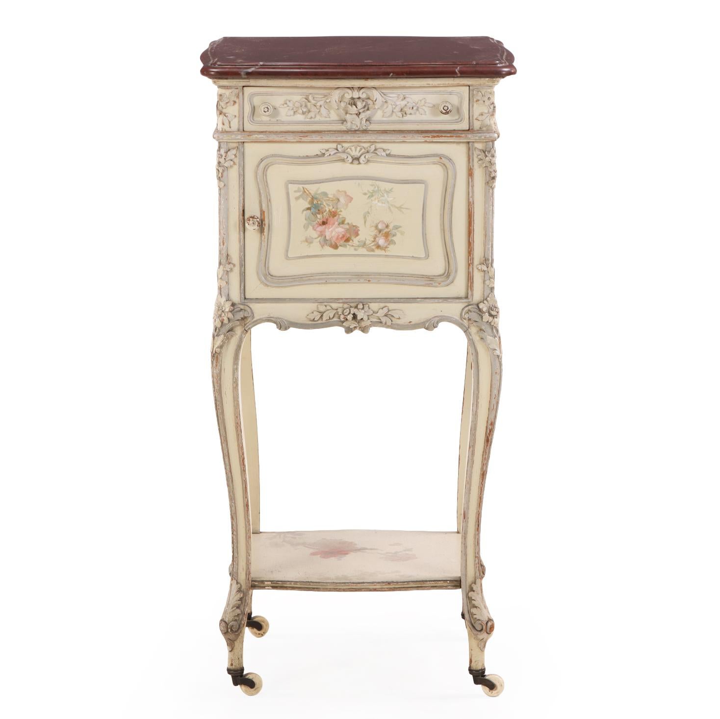 XIXe siècle Table de nuit de style Louis XV à plateau de marbre décoré de peinture, C. 1890. en vente