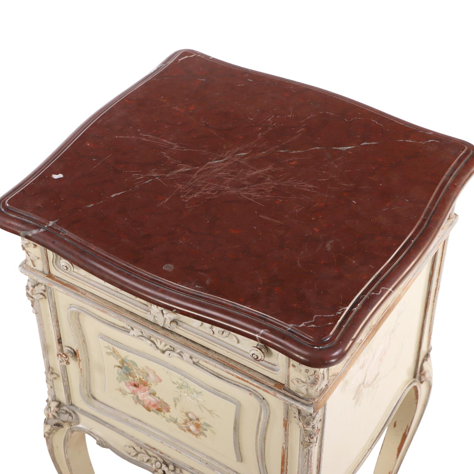 Marbre Table de nuit de style Louis XV à plateau de marbre décoré de peinture, C. 1890. en vente