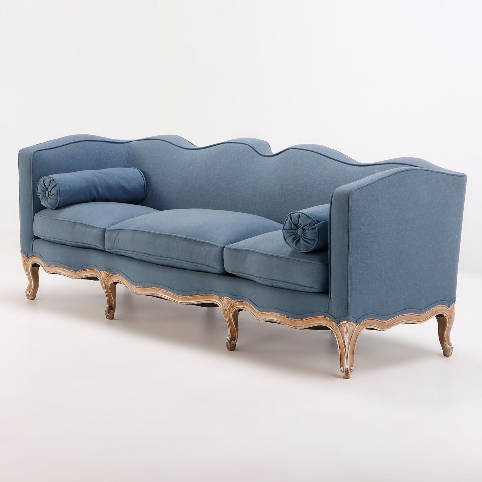 Gemaltes und geschnitztes französisches Sofa im Stil Louis XV, um 1900. Dieses Sofa hat eine schön geformte Rückenlehne und eine neue Polsterung mit zwei Bolster-Kissen.