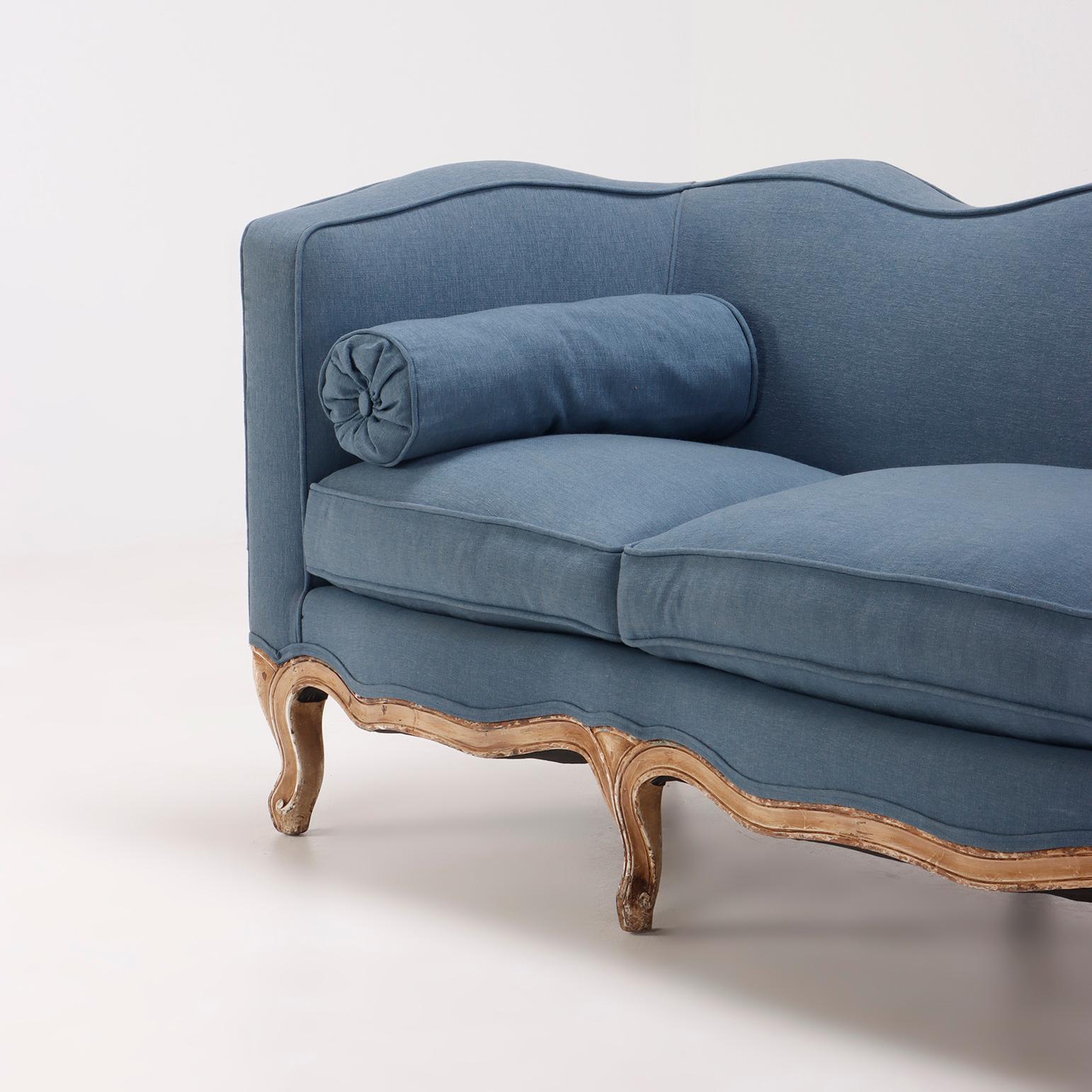 Gemaltes und geschnitztes französisches Sofa im Stil Louis XV, um 1900. (Louis XV.) im Angebot