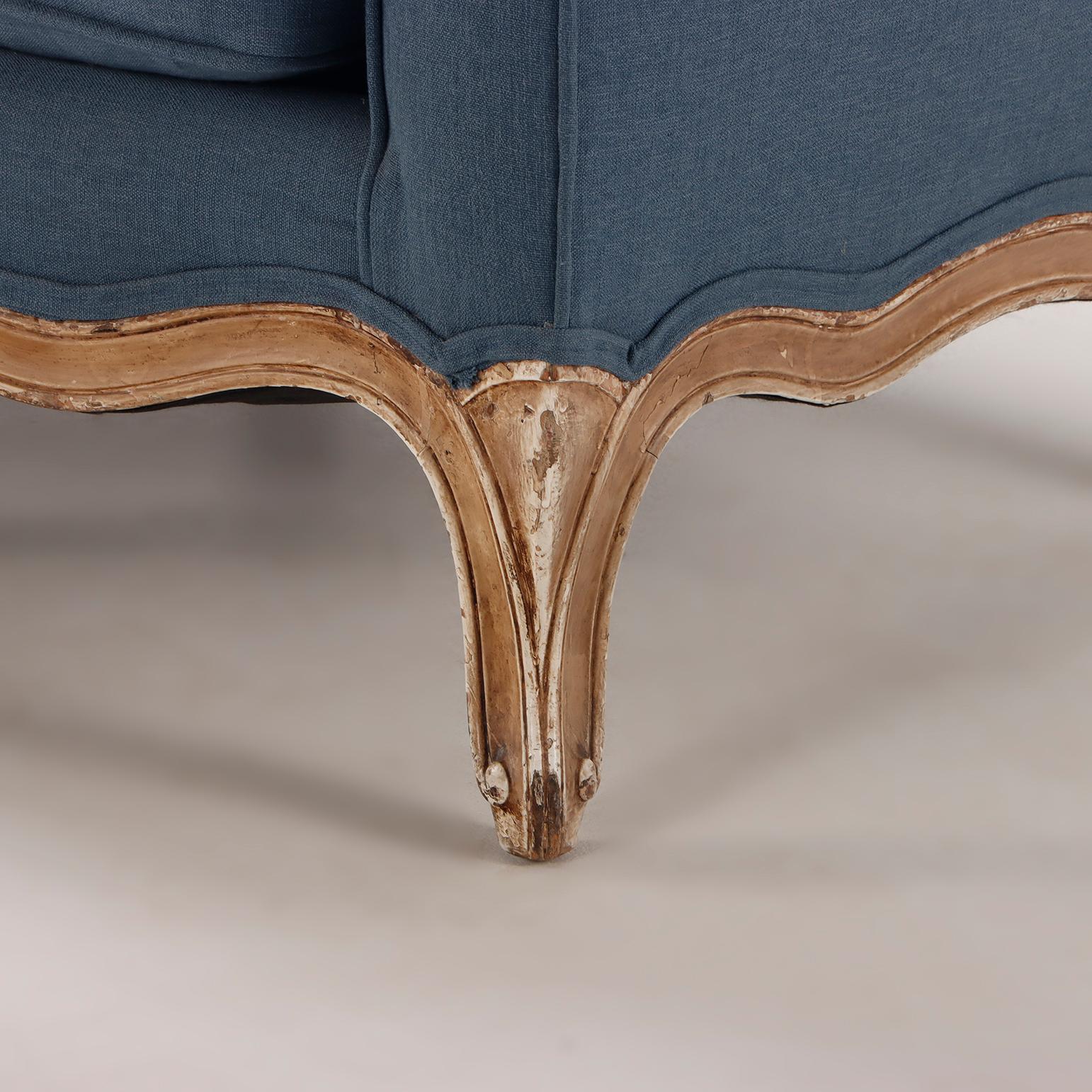 Gemaltes und geschnitztes französisches Sofa im Stil Louis XV, um 1900. im Zustand „Gut“ im Angebot in Philadelphia, PA