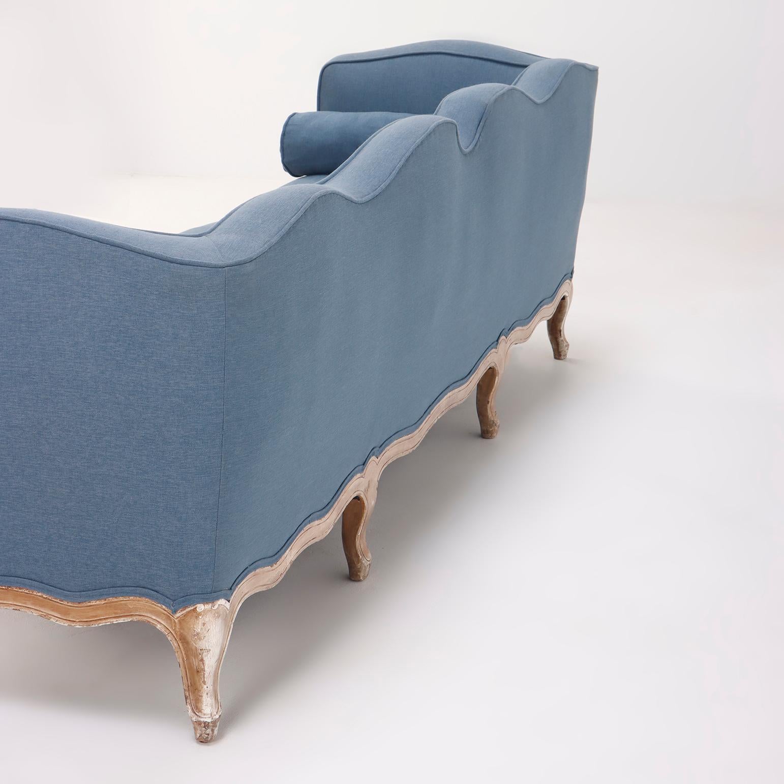 Gemaltes und geschnitztes französisches Sofa im Stil Louis XV, um 1900. (Polster) im Angebot