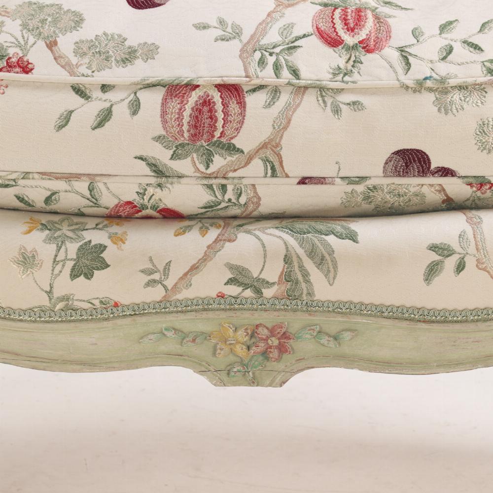 20ième siècle Une banquette française de style Louis XV peinte et tapissée, vers 1900.