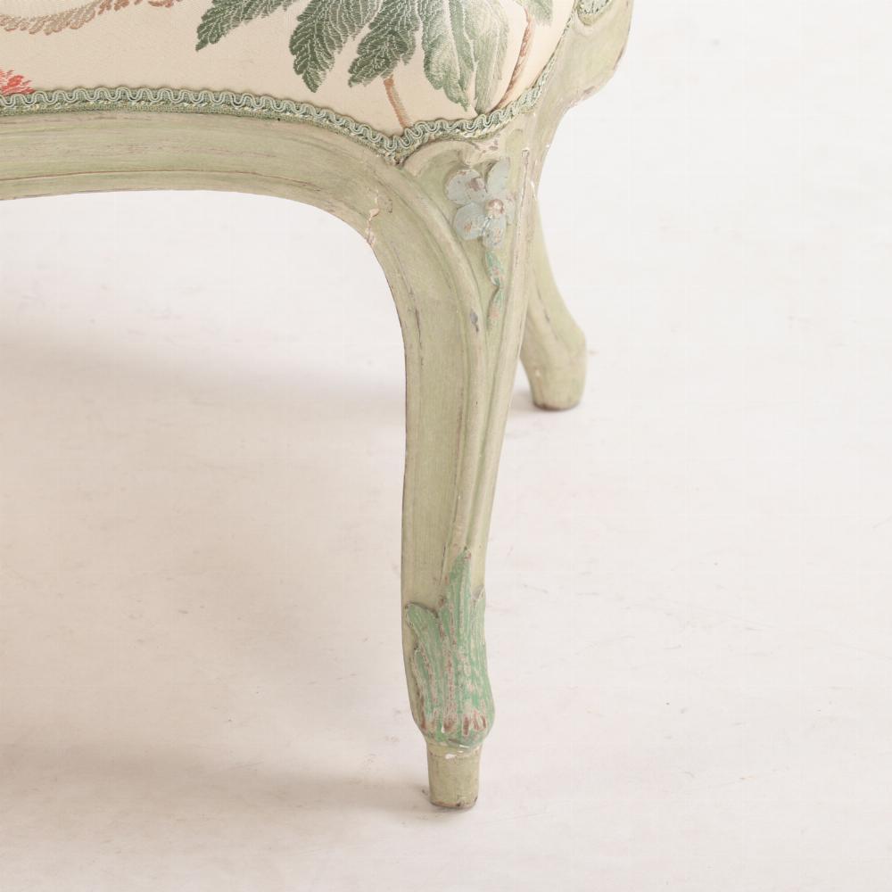 Tissu d'ameublement Une banquette française de style Louis XV peinte et tapissée, vers 1900.
