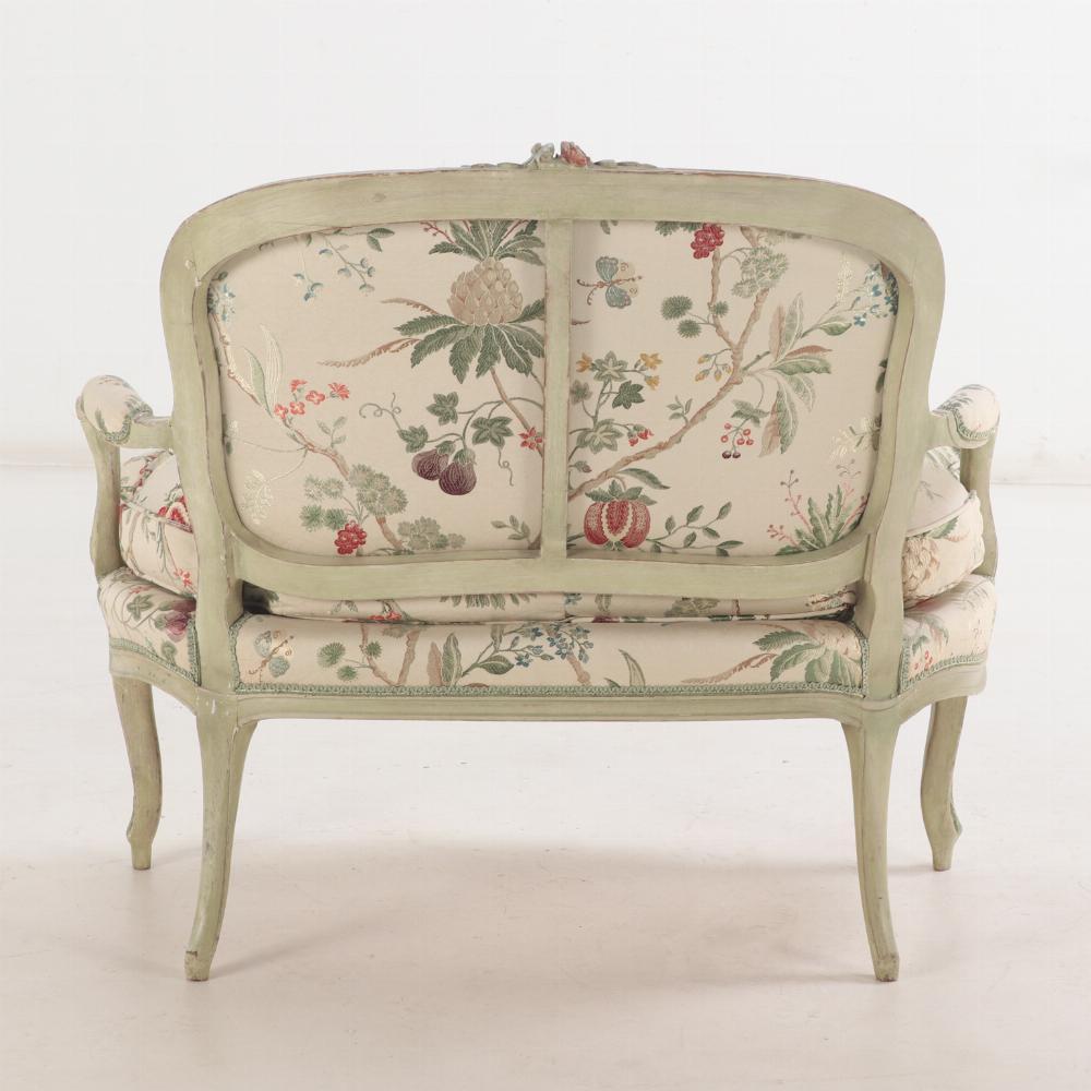 Une banquette française de style Louis XV peinte et tapissée, vers 1900. 1