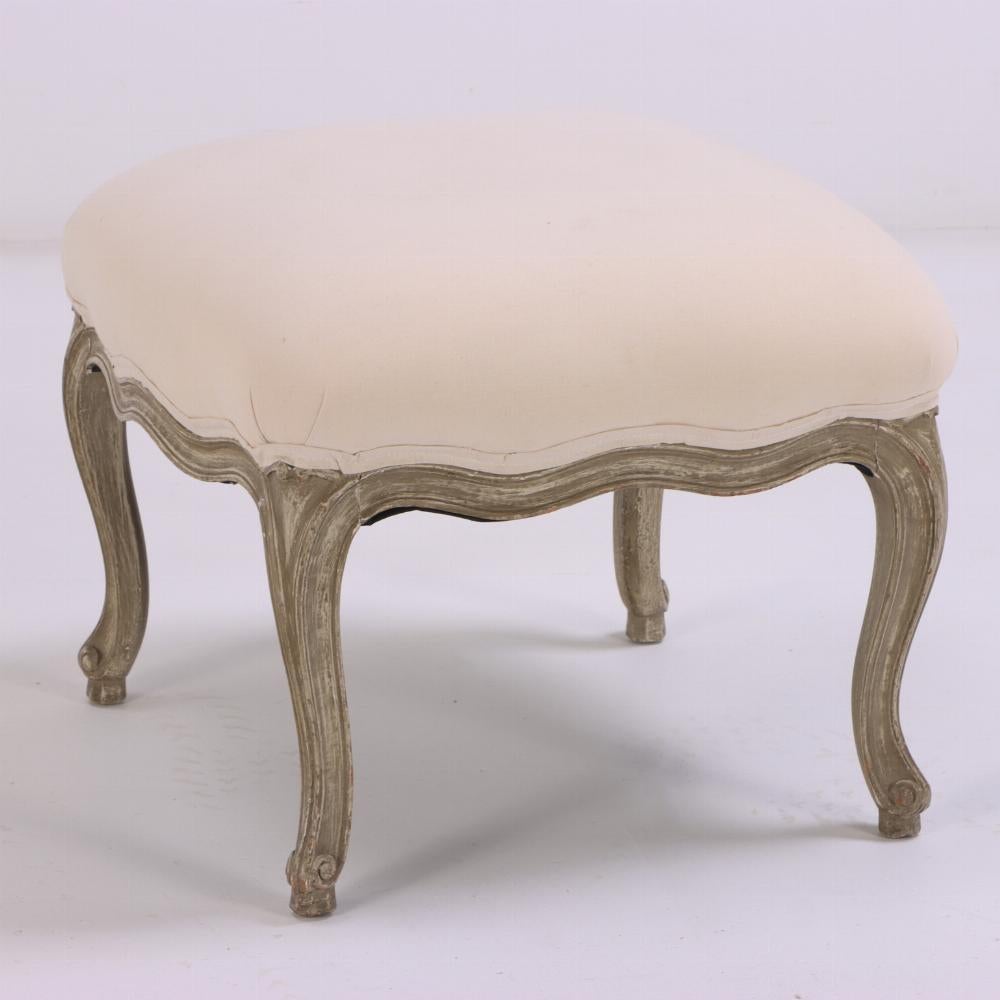 Sillón francés pintado de estilo Luis XV y taburete a juego, c. 1910. en Bueno estado para la venta en Philadelphia, PA
