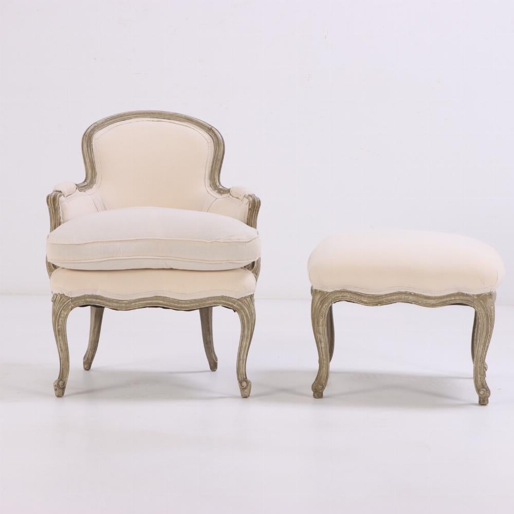 Sillón francés pintado de estilo Luis XV y taburete a juego, c. 1910. principios del siglo XX en venta