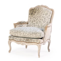 A.I.C., chaise en bergère peinte et sculptée de style Louis XV, C.C. 1940.