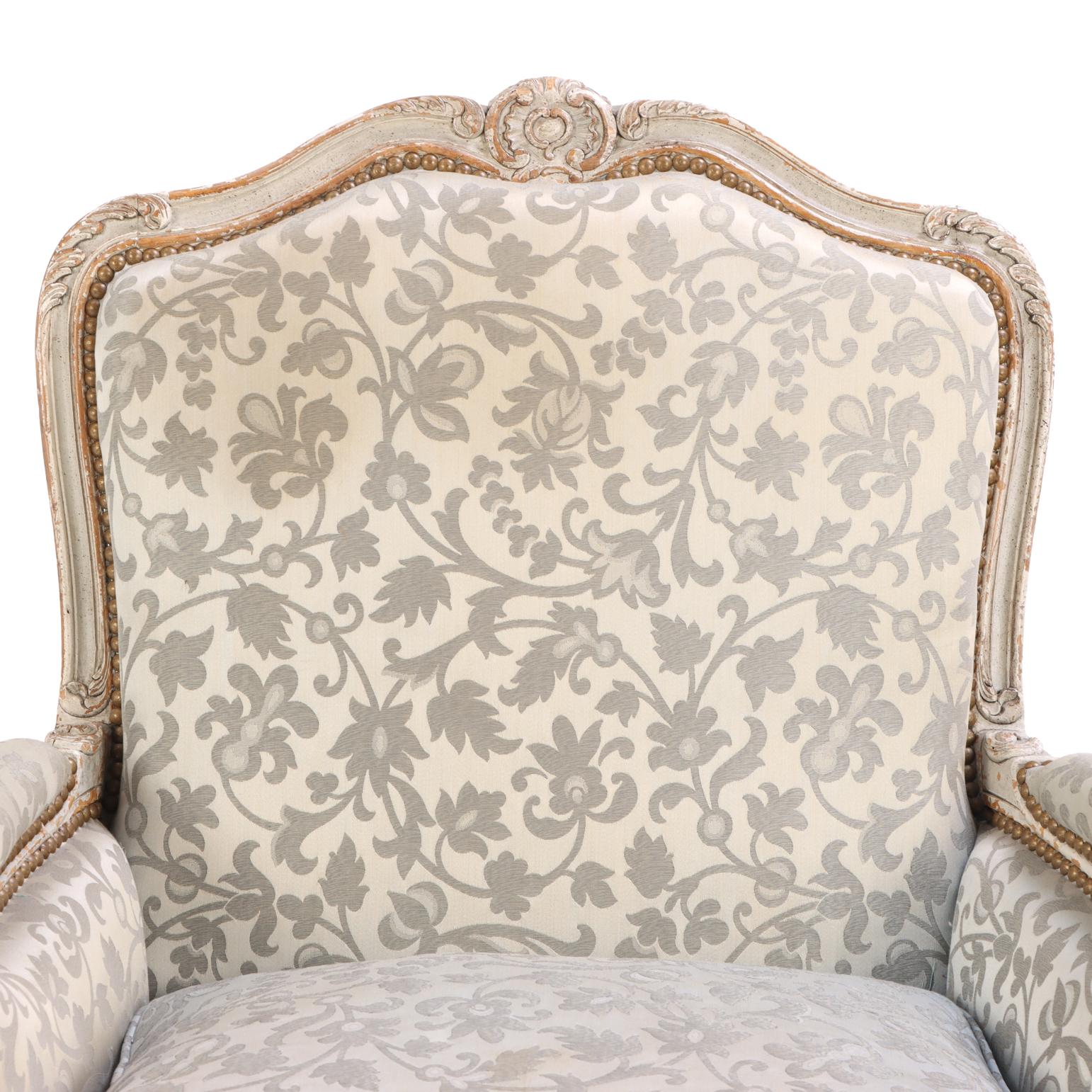 Silla francesa de bergere tallada y pintada de estilo Luis XV, c. 1940. Tallado en venta