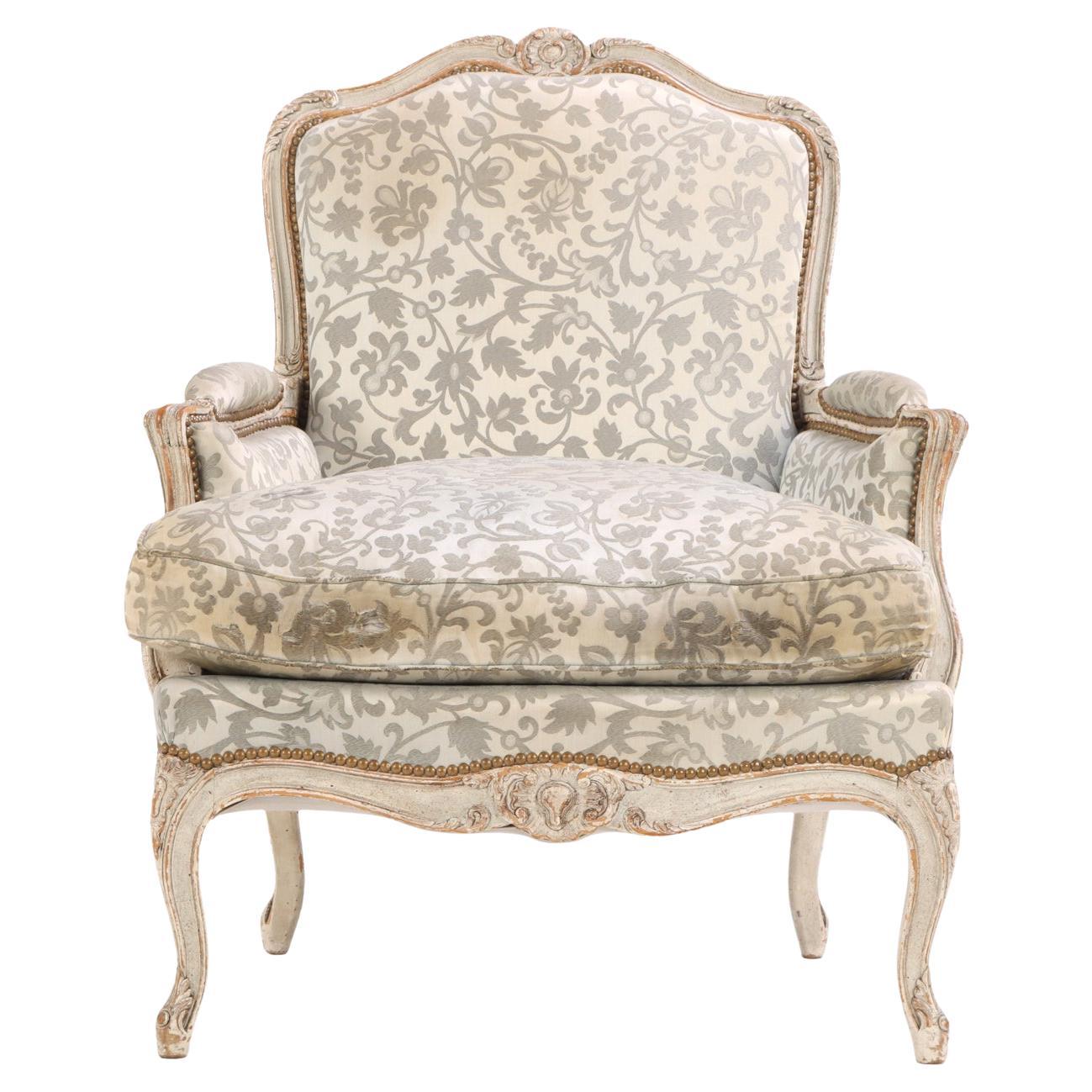 Silla francesa de bergere tallada y pintada de estilo Luis XV, c. 1940.