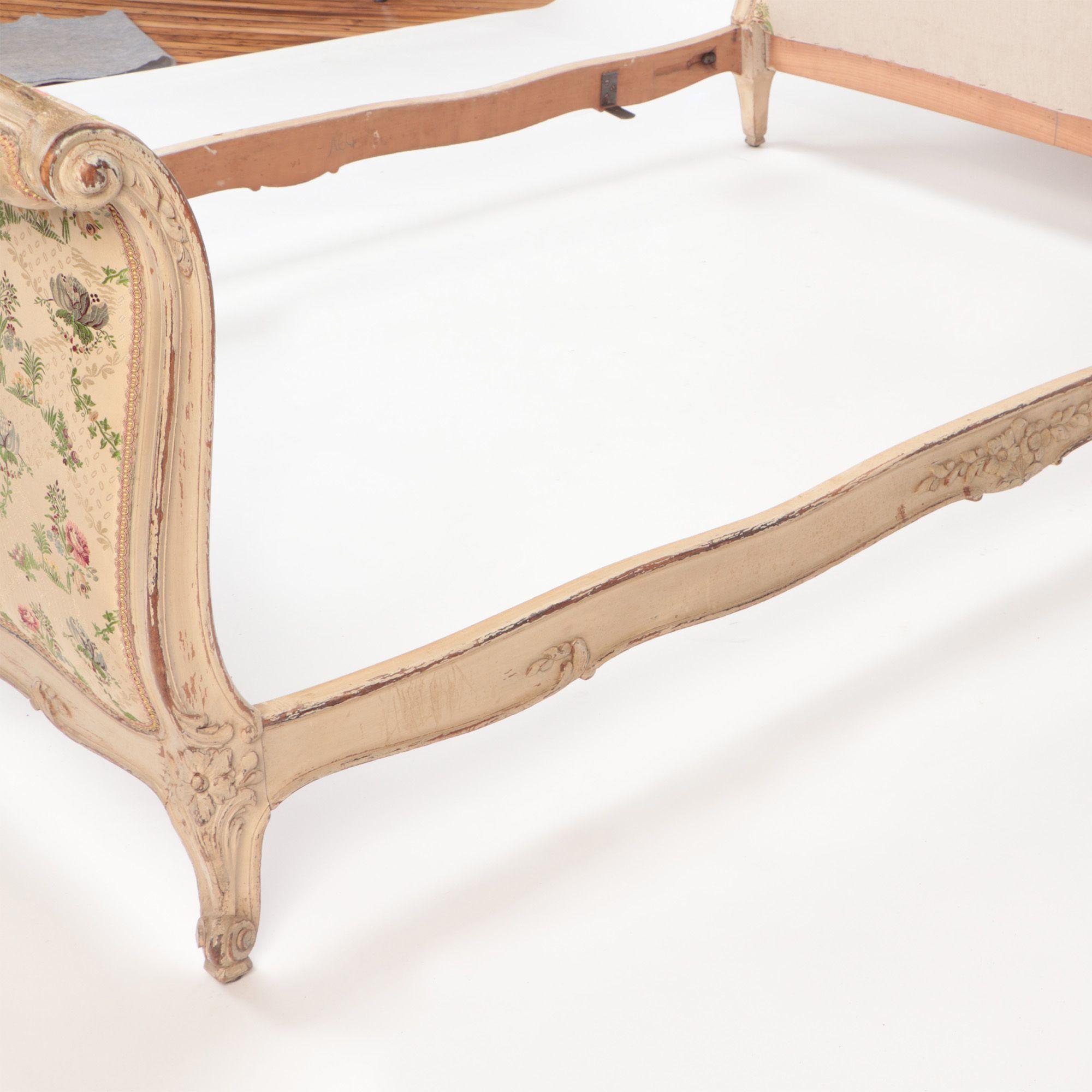 French Louis XV Style Painted Queen Size Bed circa 1950 In Good Condition For Sale In Philadelphia, PA