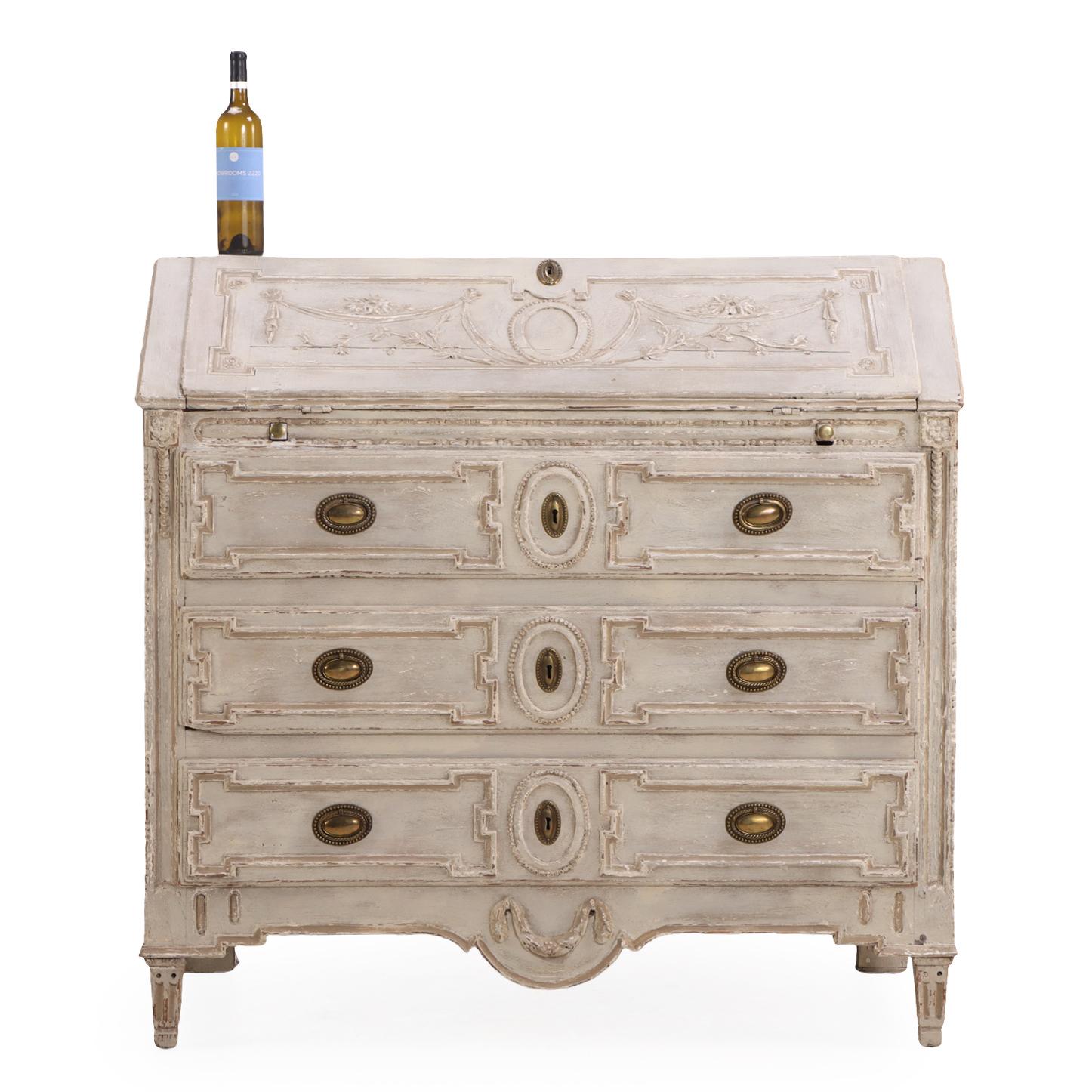 Bureau élégant, le coffret sculpté présente une surface d'écriture à façade tombante qui s'ouvre pour révéler six petits tiroirs intérieurs. Au-dessous se trouvent trois tiroirs sur toute la longueur, équipés de ferrures décoratives en laiton. La