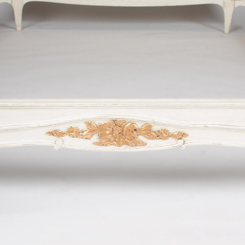 Ein französisches, bemaltes und geschnitztes Bett im Louis-XV-Stil, gepolstert mit Sackleinen, um 1940.
Innen: 65 