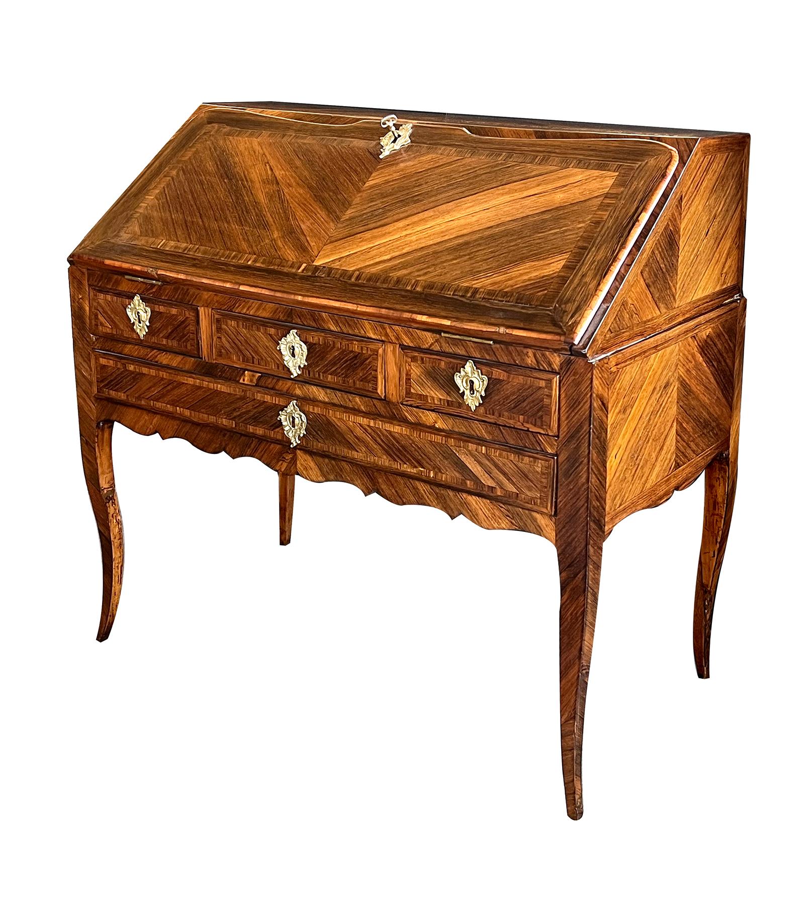 una buona scrivania in stile French Rococo con piano rettangolare con fronte obliquo ondulato rivestito in osso di aringa, che si apre per rivelare una superficie di scrittura in pelle lavorata a mano al di sotto di cassetti e scomparti; poggia su