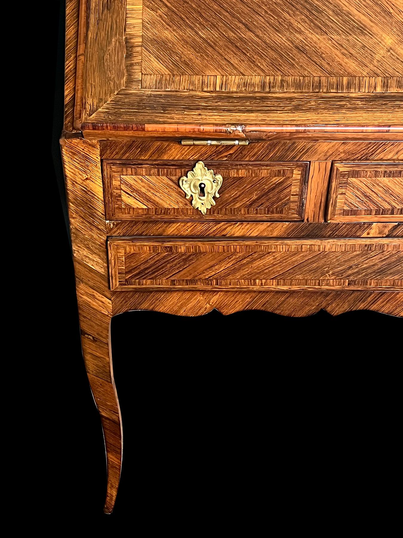 Fine XIX secolo Un Bureau en Pente francese in stile Luigi XV impiallacciato in legno di palissandro in vendita