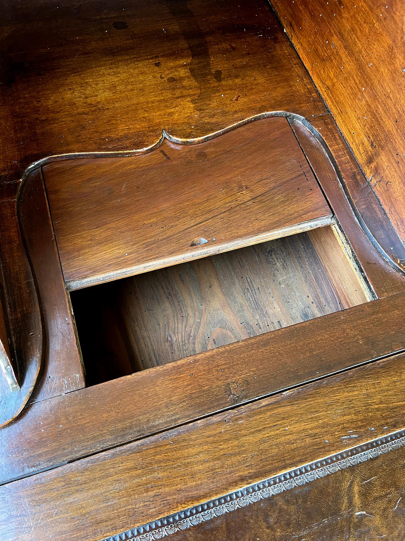 Un Bureau en Pente francese in stile Luigi XV impiallacciato in legno di palissandro in vendita 1