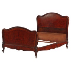 Letto matrimoniale francese in stile Luigi XV in noce e radica, C.C. 1900.