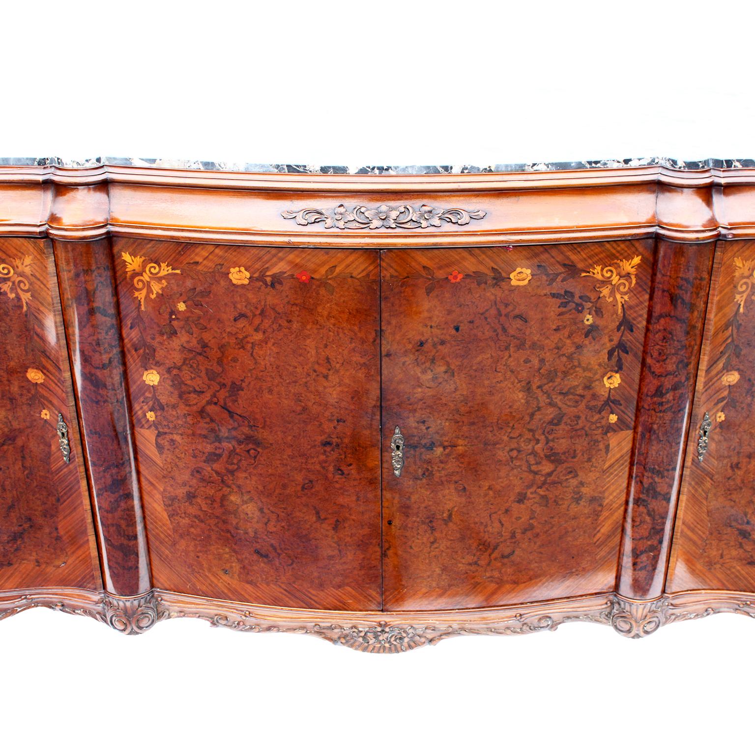 Français Serveur de buffet de style Louis XV en marqueterie de noyer, ronce de noyer et bois fruitier en vente