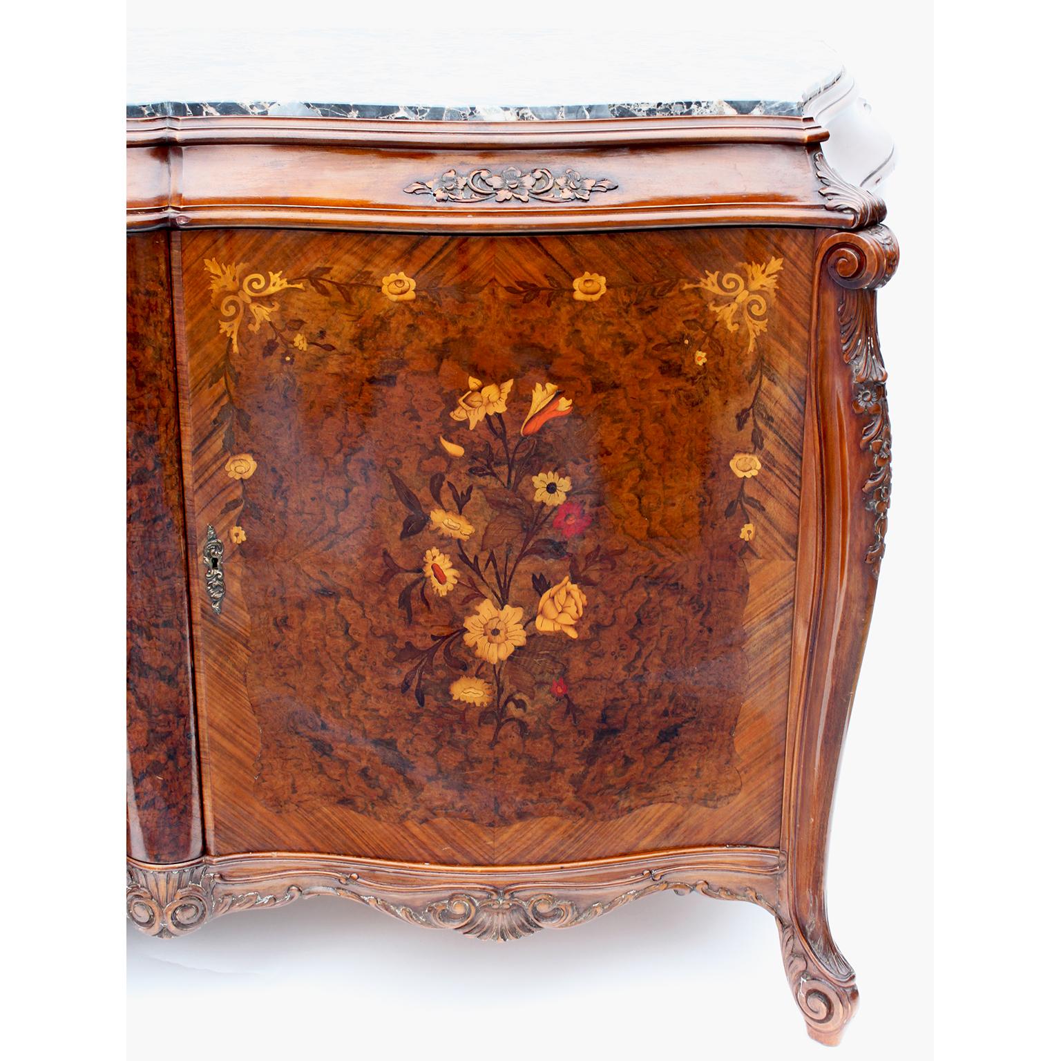 Sculpté Serveur de buffet de style Louis XV en marqueterie de noyer, ronce de noyer et bois fruitier en vente