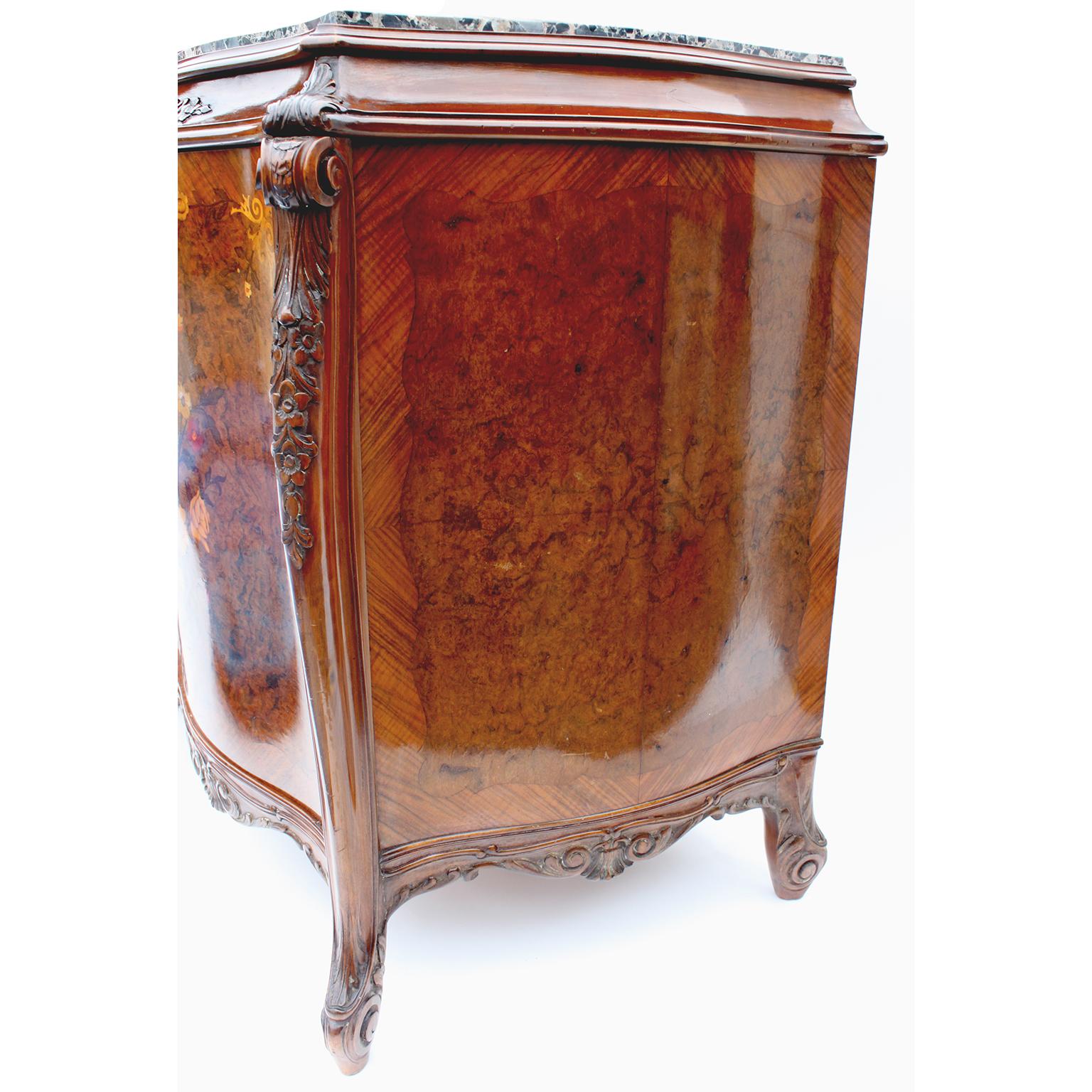 Serveur de buffet de style Louis XV en marqueterie de noyer, ronce de noyer et bois fruitier Bon état - En vente à Los Angeles, CA