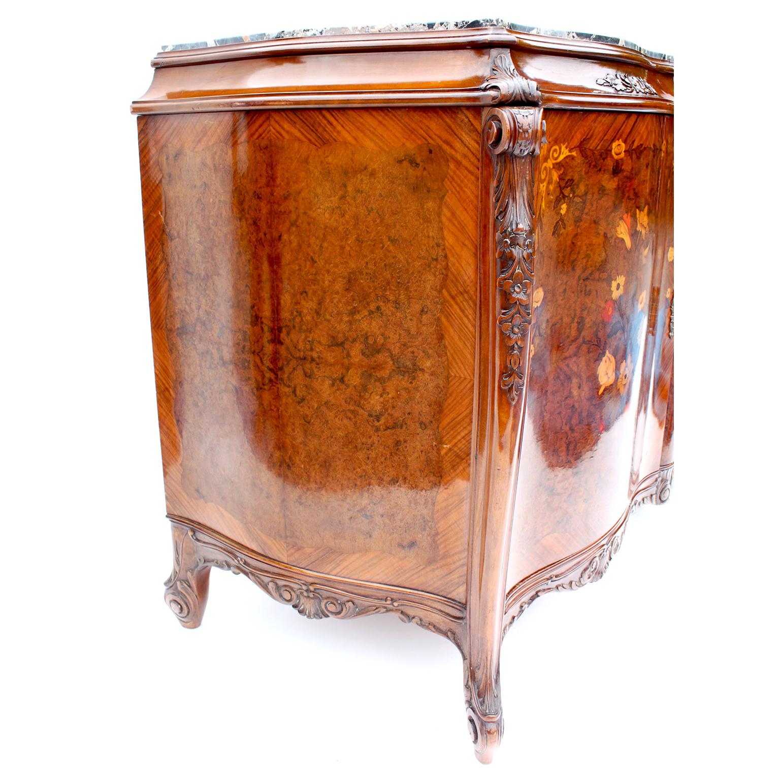20ième siècle Serveur de buffet de style Louis XV en marqueterie de noyer, ronce de noyer et bois fruitier en vente
