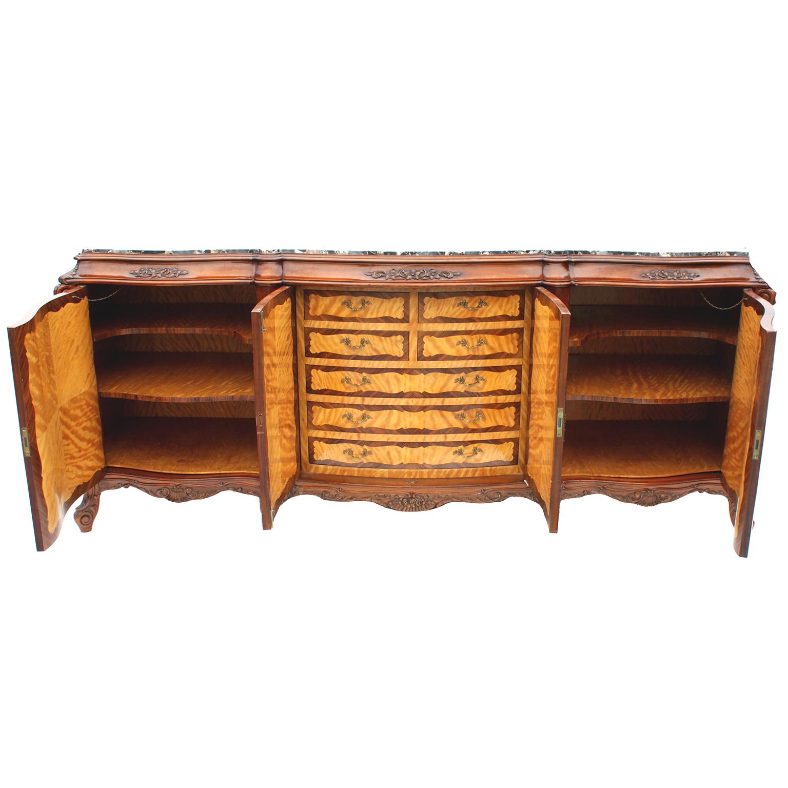 Marbre Serveur de buffet de style Louis XV en marqueterie de noyer, ronce de noyer et bois fruitier en vente