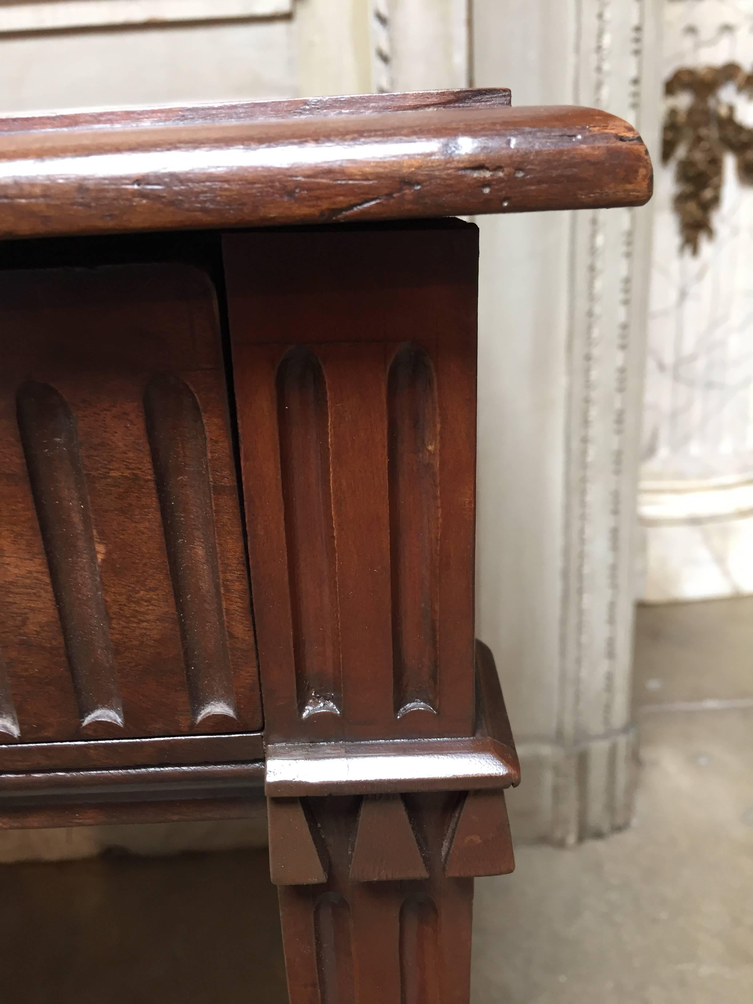French Louis XVI Carved Walnut Writing-Side Table with Drawer In Good Condition For Sale In Dallas, TX