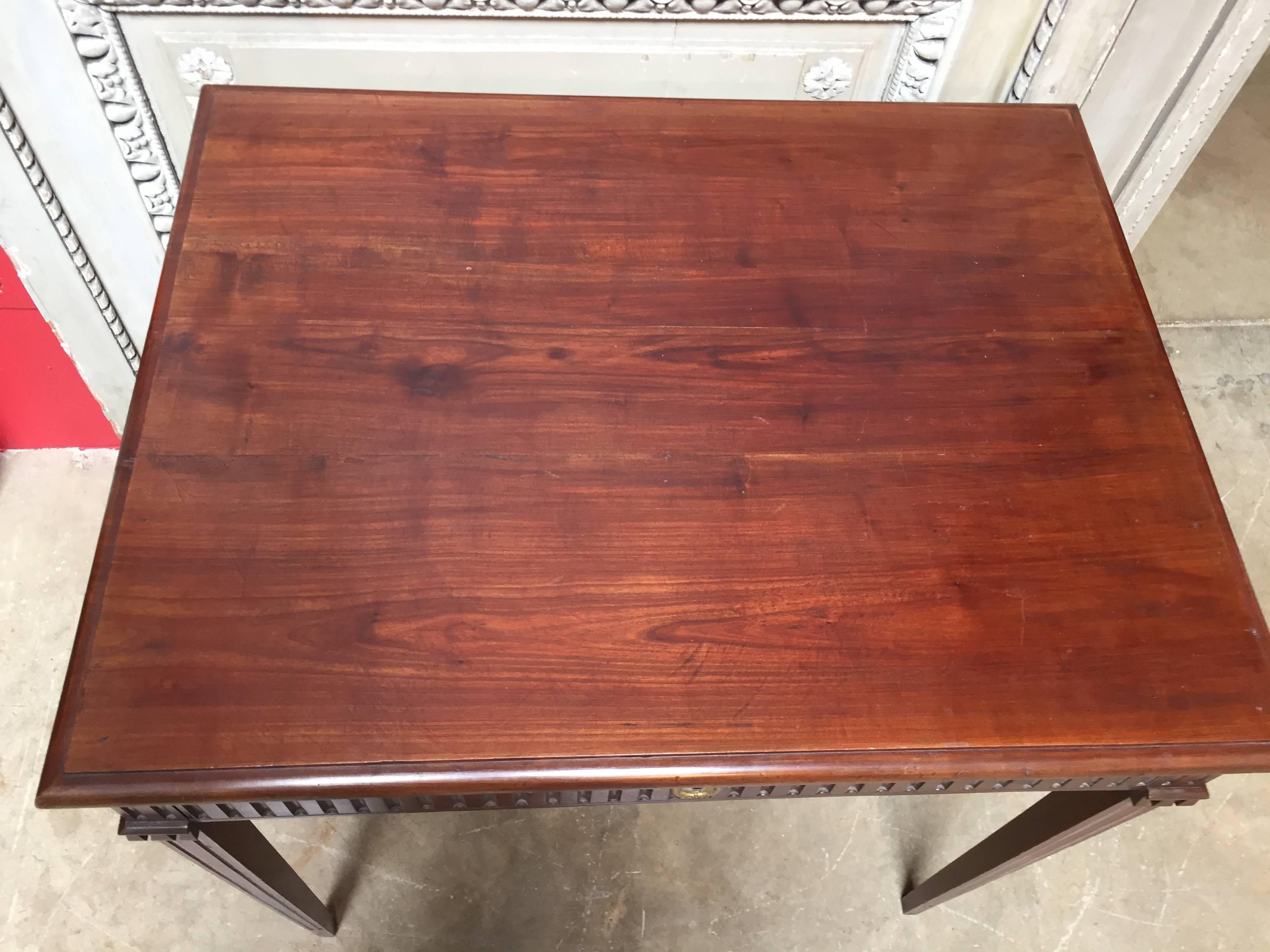 Schreibtisch aus geschnitztem Nussbaumholz mit Schublade im Louis-XVI-Stil, Louis XVI.-Stil im Zustand „Gut“ im Angebot in Dallas, TX