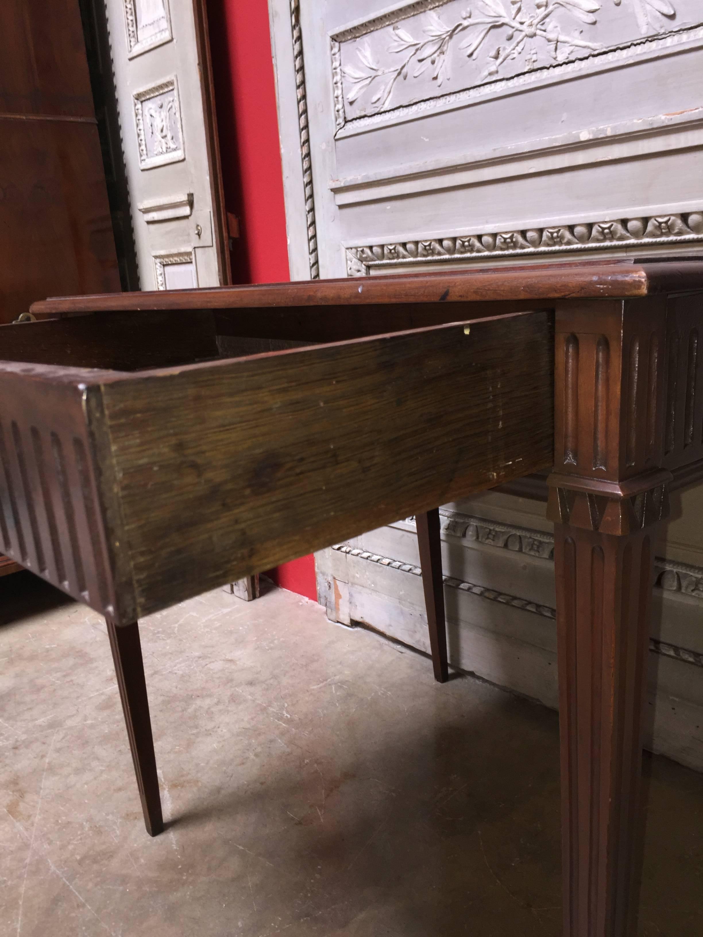 Schreibtisch aus geschnitztem Nussbaumholz mit Schublade im Louis-XVI-Stil, Louis XVI.-Stil im Angebot 1
