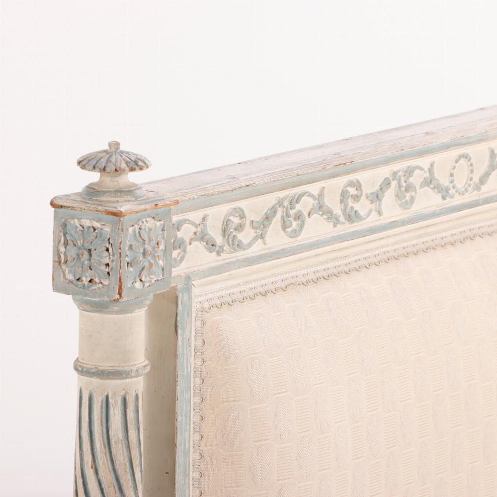A French Louis XVI painted and carved daybed, 18th C In Good Condition For Sale In Philadelphia, PA