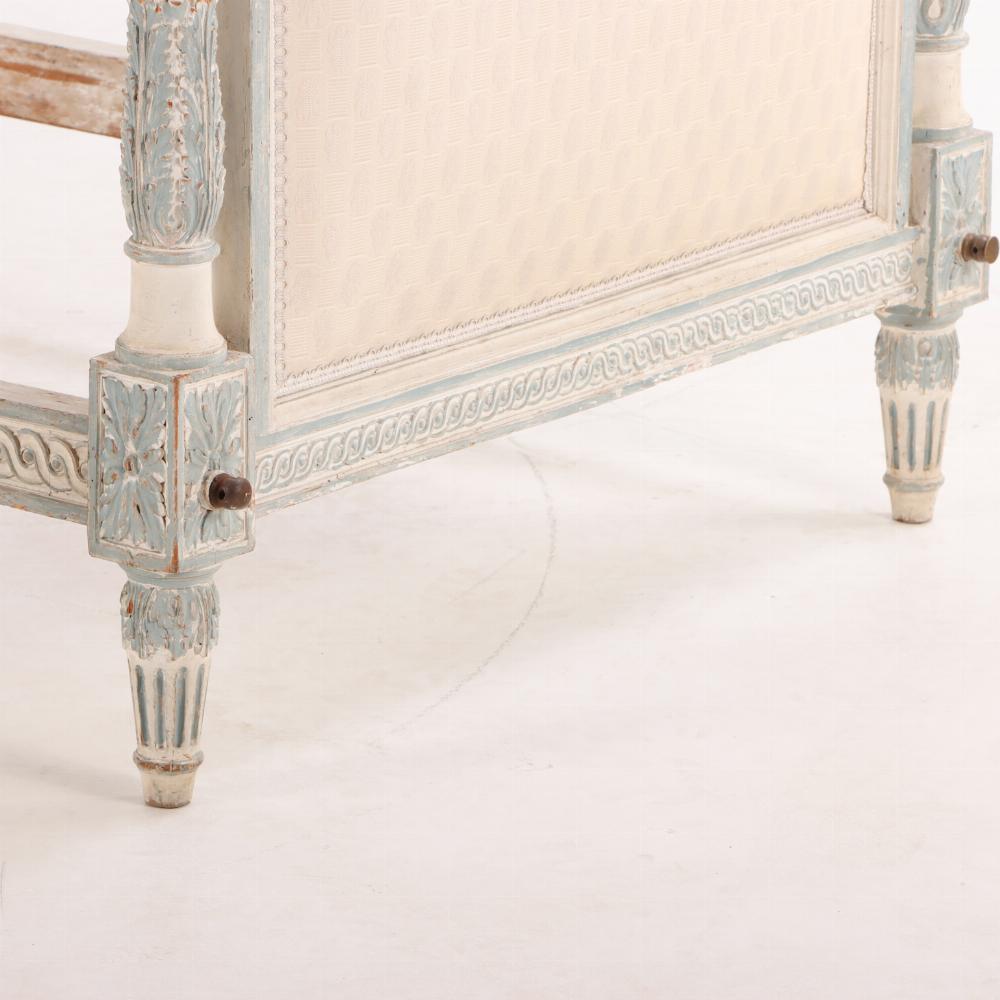 18th Century and Earlier A French Louis XVI painted and carved daybed, 18th C For Sale