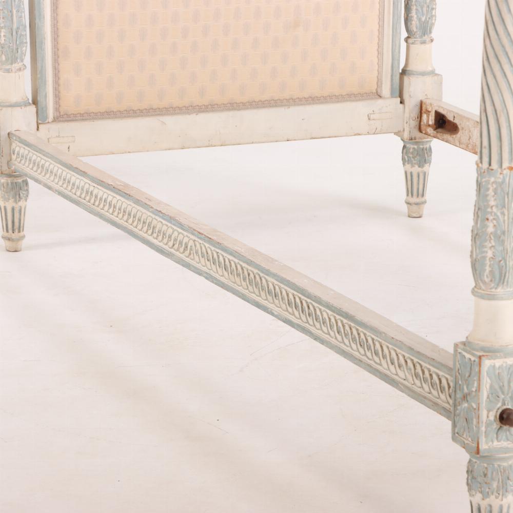 Wood A French Louis XVI painted and carved daybed, 18th C For Sale