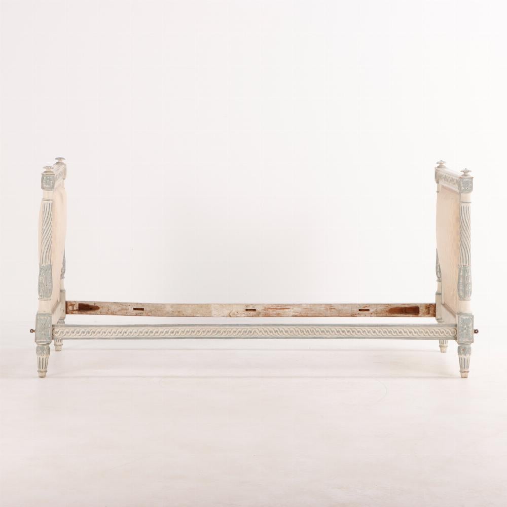 A French Louis XVI painted and carved daybed, 18th C For Sale 1