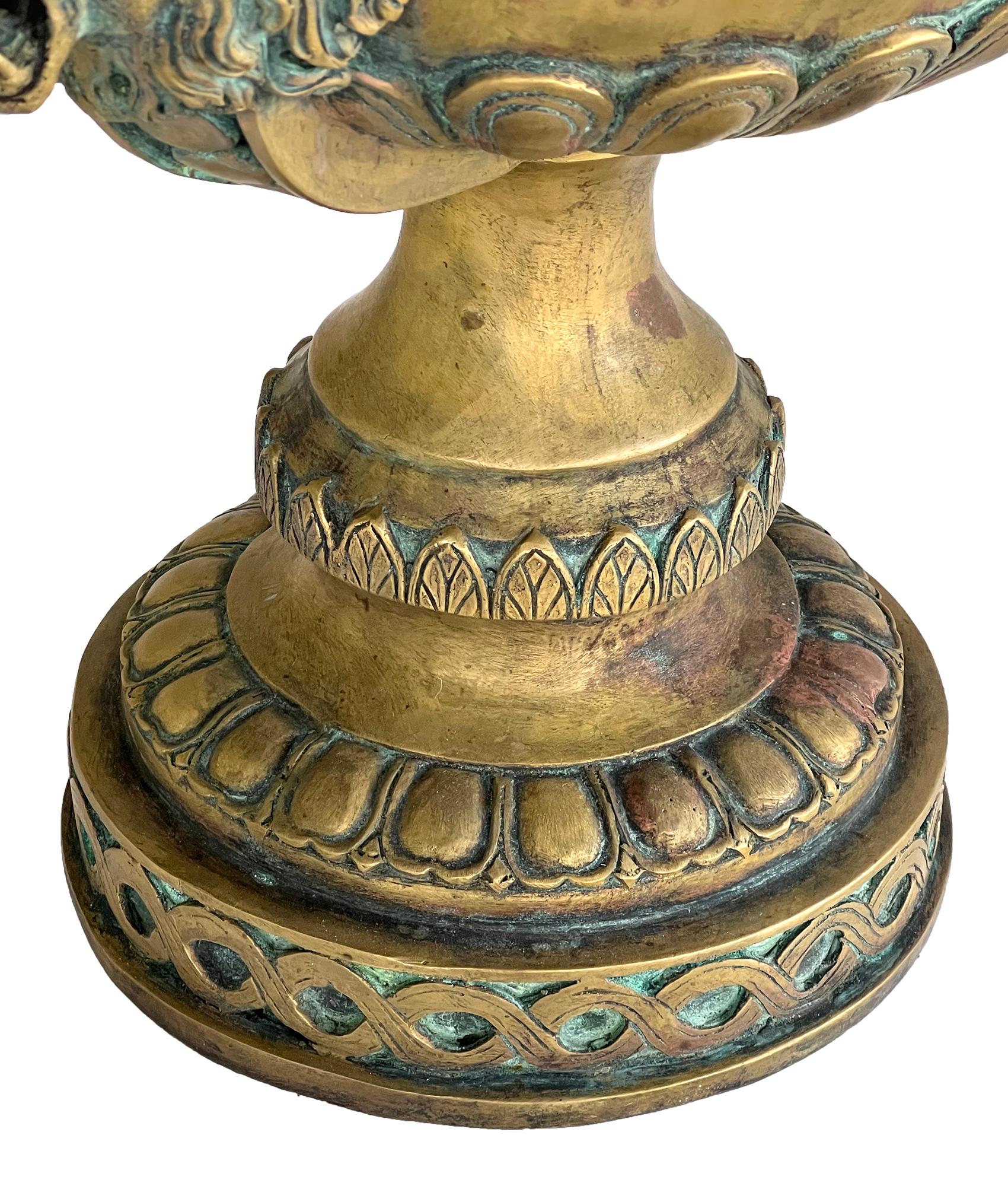 Französische Urne im Louis-XVI.-Stil aus Messing mit Löwenmaske-Griffen  (Louis XVI.) im Angebot