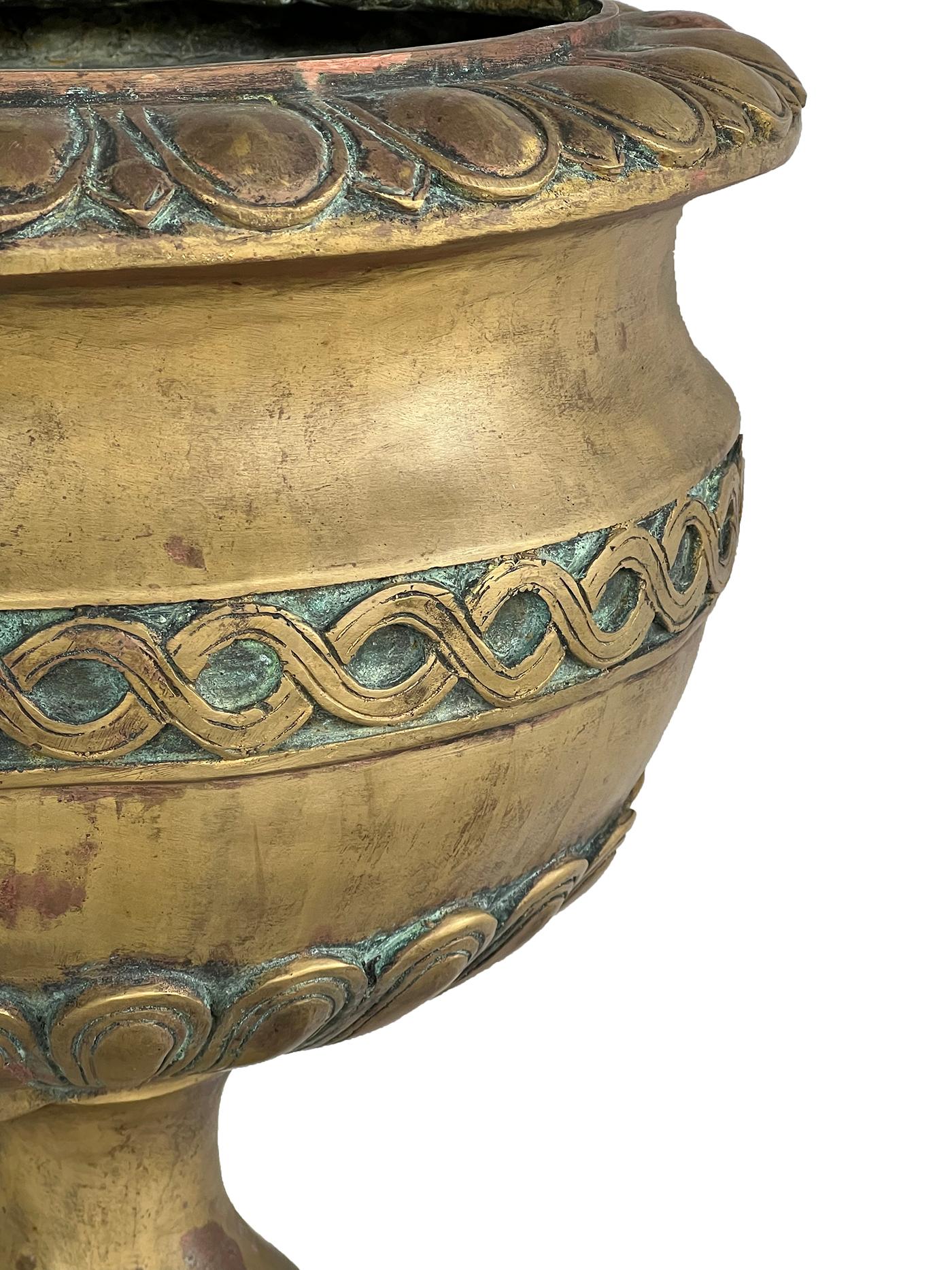 Französische Urne im Louis-XVI.-Stil aus Messing mit Löwenmaske-Griffen  (Gegossen) im Angebot