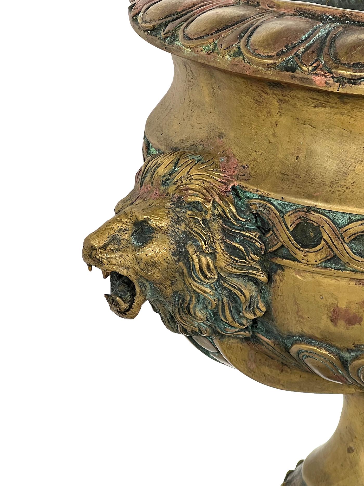 Laiton Urne à piédestal en laiton de style Louis XVI avec poignées en forme de masque de lion  en vente
