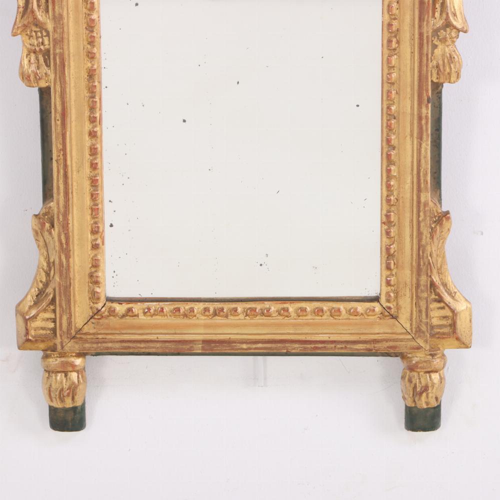 Französischer Spiegel im Stil Ludwigs XVI., geschnitzt und vergoldet, um 1810. (Vergoldet) im Angebot
