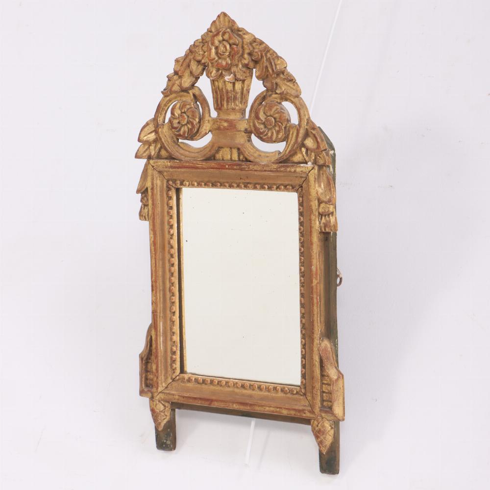 Specchio francese in stile Luigi XVI intagliato e dorato, C.C. 1810. In condizioni buone in vendita a Philadelphia, PA