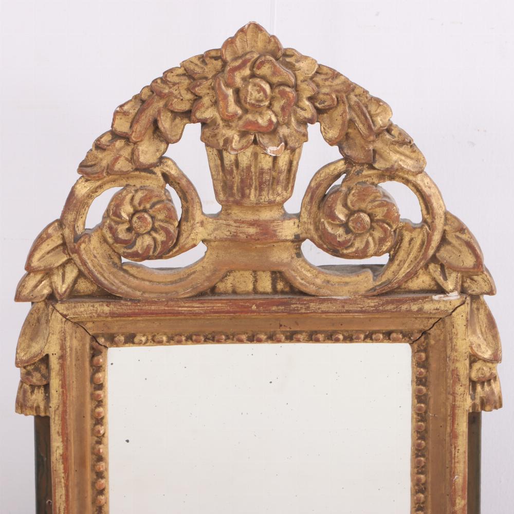 XIX secolo Specchio francese in stile Luigi XVI intagliato e dorato, C.C. 1810. in vendita