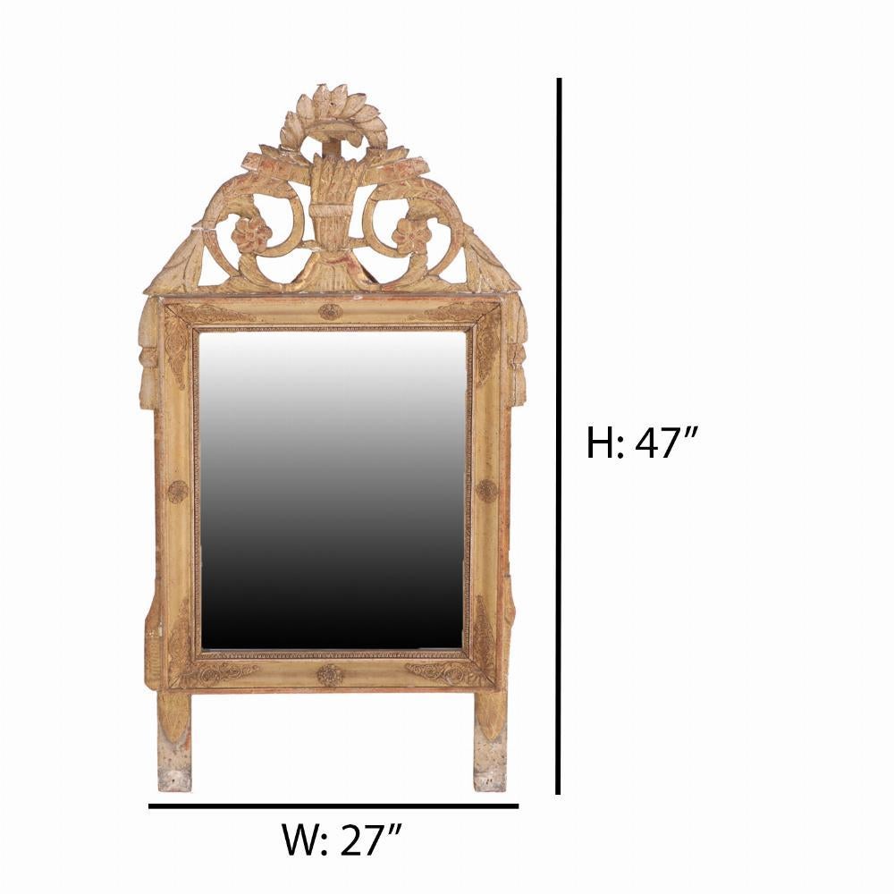 Questa specchiera con stemma floreale intagliato e traforato conserva la sua finitura originale. Un'aggiunta perfetta al tuo arredamento. La crepa in alto a sinistra sarà riparata prima della consegna.


