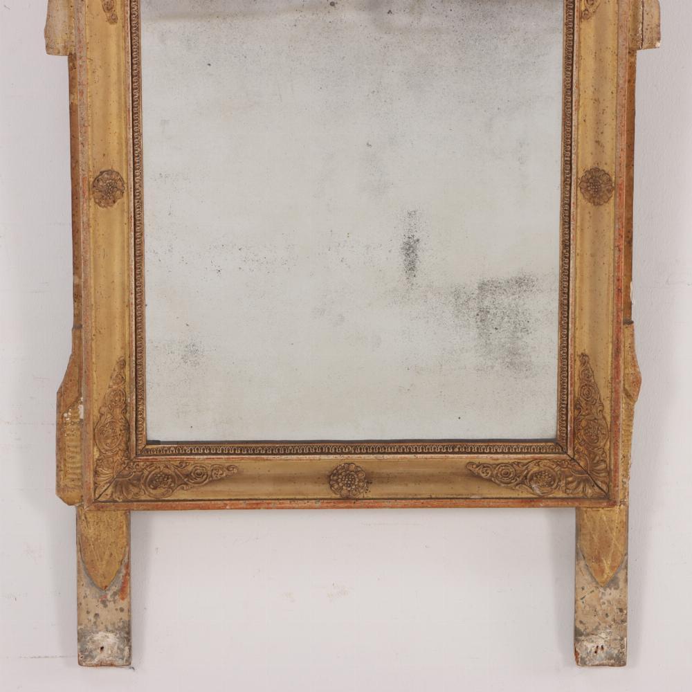 Specchio francese in stile Luigi XVI intagliato e dorato, inizio XIX secolo. In condizioni discrete in vendita a Philadelphia, PA