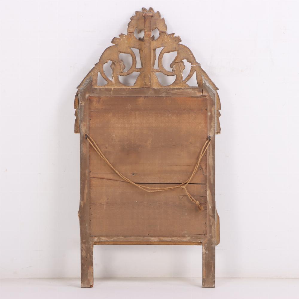 Legno Specchio francese in stile Luigi XVI intagliato e dorato, inizio XIX secolo. in vendita