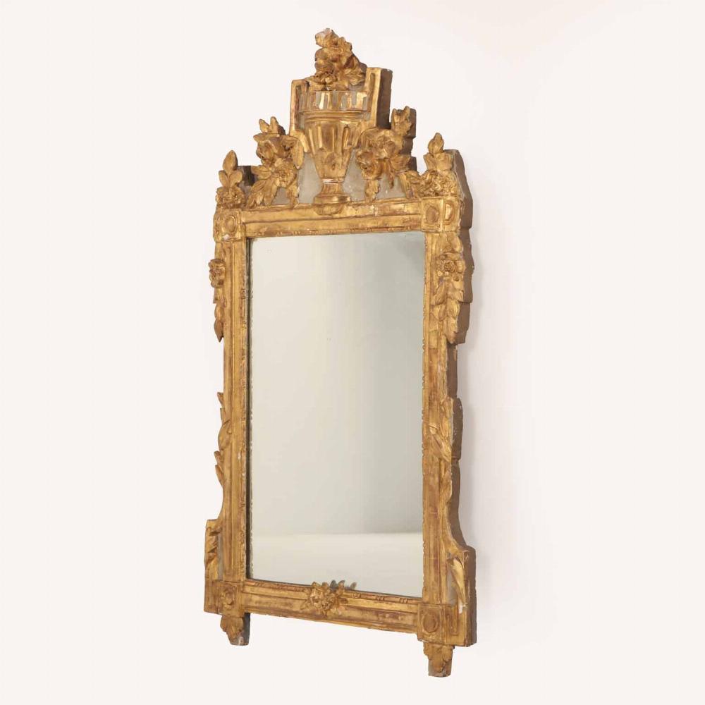 Legno dorato Specchio francese in stile Luigi XVI intagliato e dorato, inizio-metà del XIX secolo. in vendita