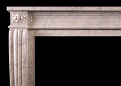 Un caminetto francese in stile Luigi XVI in marmo italiano di Carrara