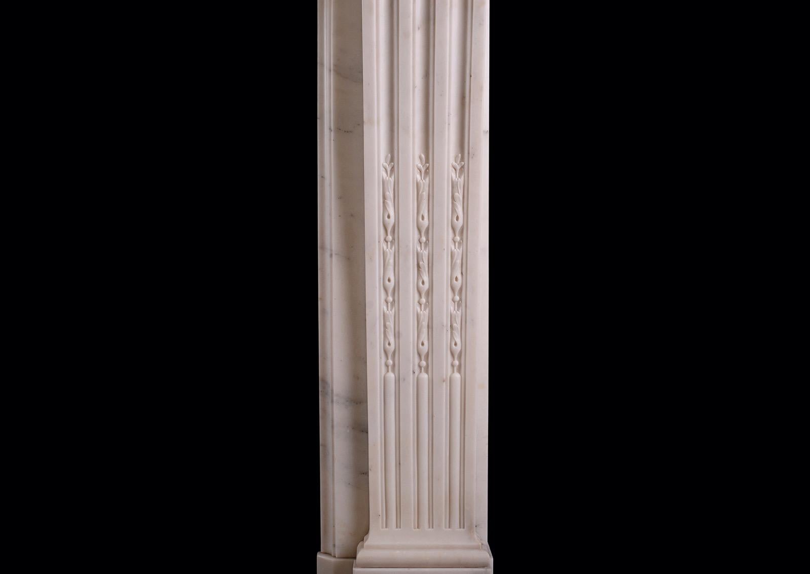 Französischer Kamin im Louis-XVI.-Stil aus weißem Bildhauermarmor (Louis XVI.) im Angebot