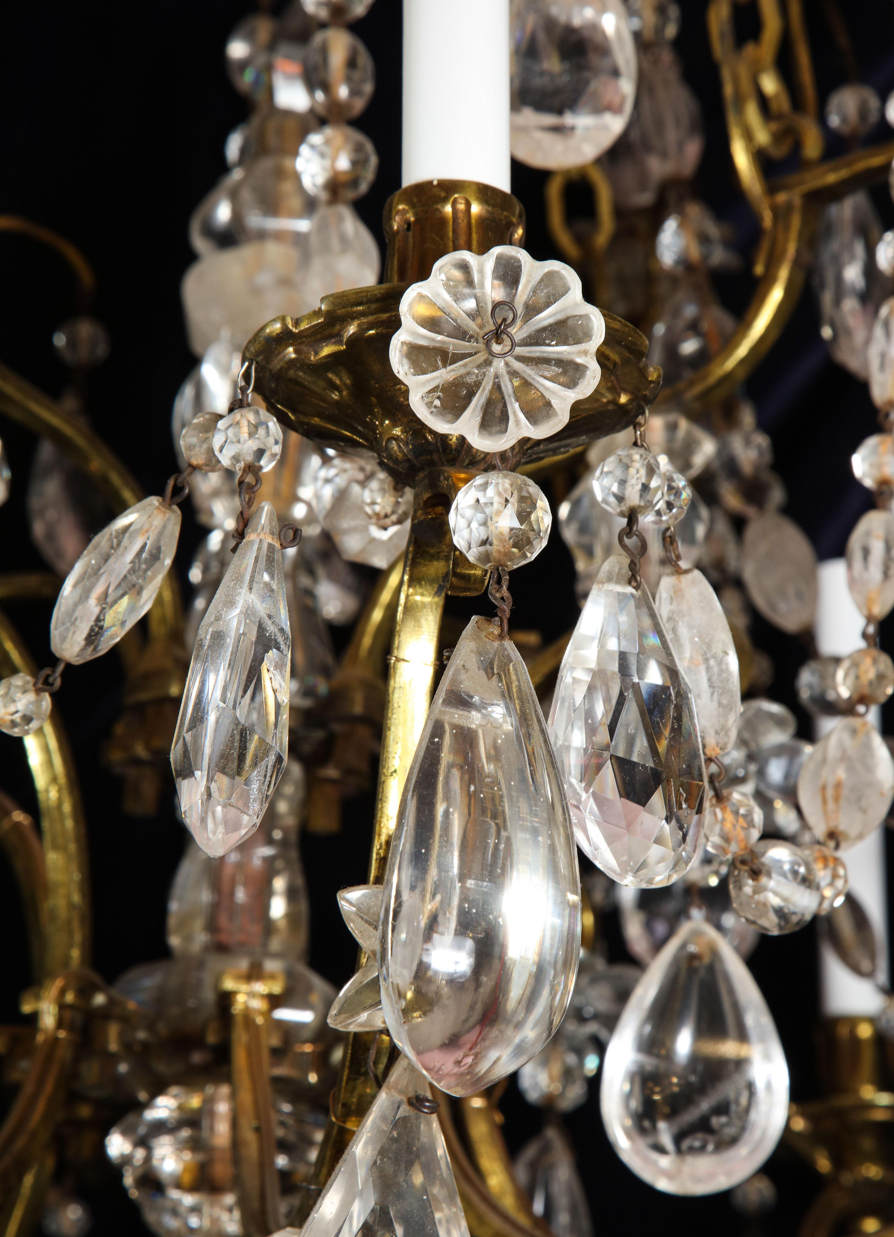 Lampadario francese a più luci in bronzo dorato e cristallo di rocca tagliato in stile Luigi XVI in vendita 3