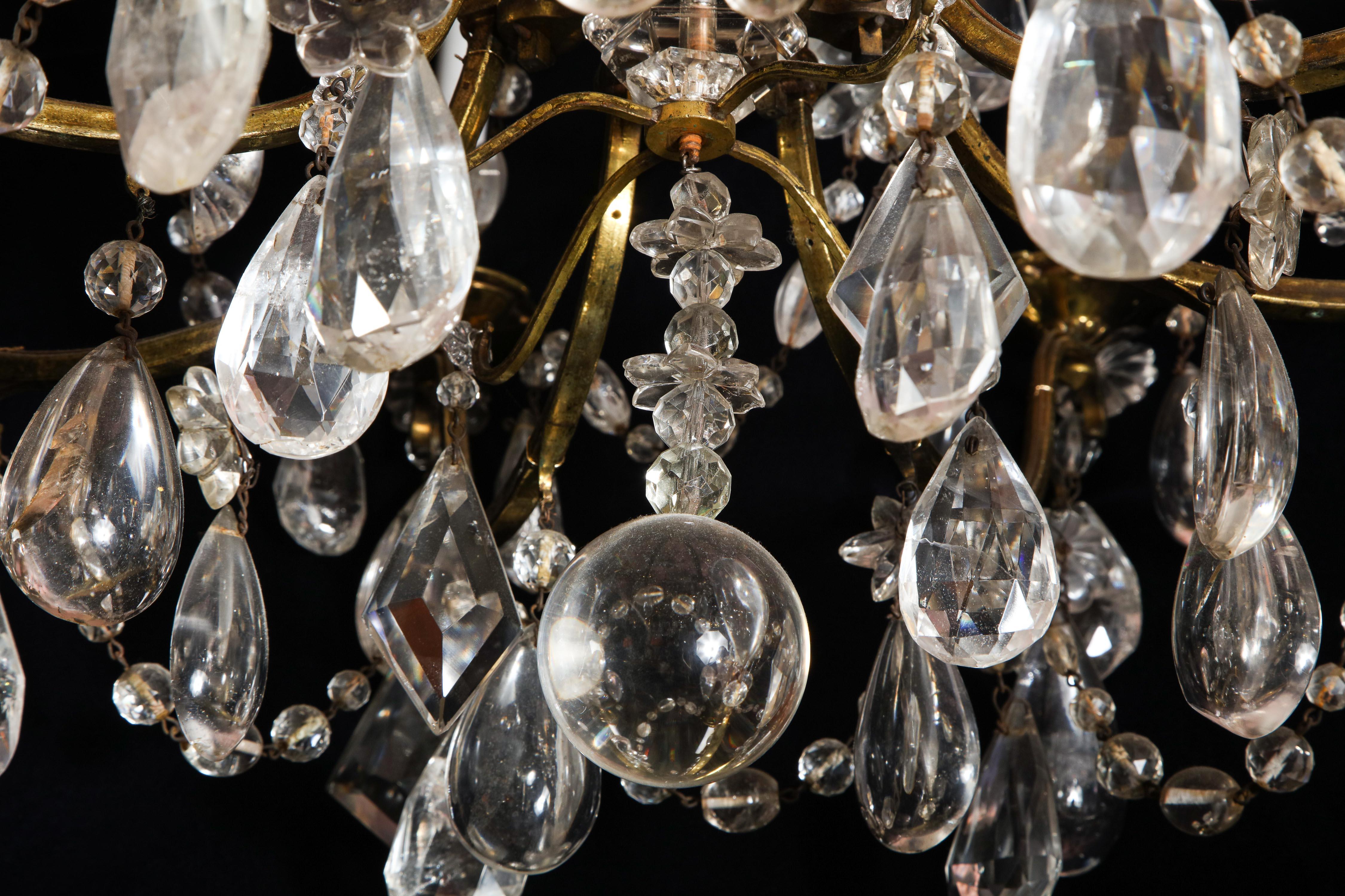 Mehrflammiger französischer Kronleuchter aus vergoldeter Bronze und geschliffenem Bergkristall im Louis-XVI.-Stil im Angebot 4
